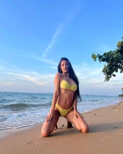 Poonam Pandey PHOTO: પૂનમ પાંડેએ બિકીનીમાં બીચ પર આપ્યા બોલ્ડ પોઝ