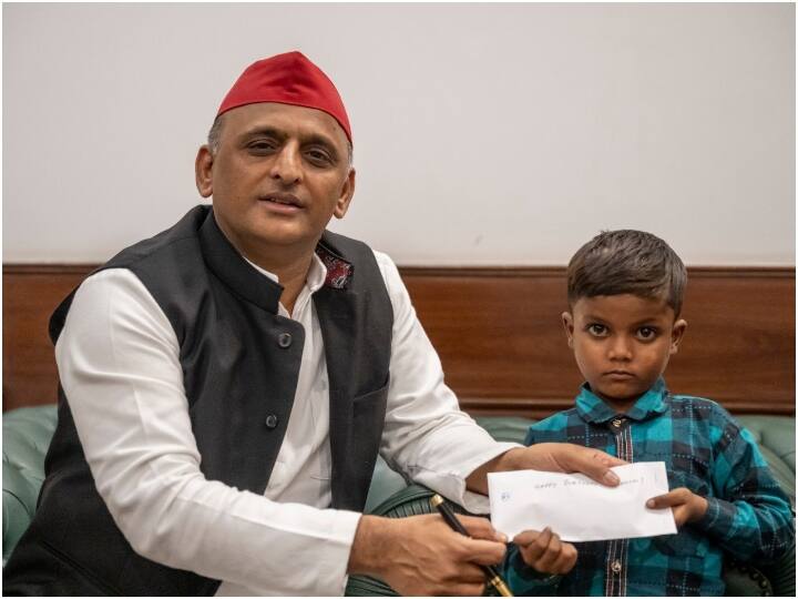 UP Politics: अखिलेश यादव ने नोटबंदी को लेकर BJP पर फिर किया हमला, कहा- '15 लाख न सही, खजांची की फीस ही दे दें' Lucknow all claims of demonetisation got failed akhilesh yadav hits at bjp UP Politics: अखिलेश यादव ने नोटबंदी को लेकर BJP पर फिर किया हमला, कहा- '15 लाख न सही, खजांची की फीस ही दे दें'