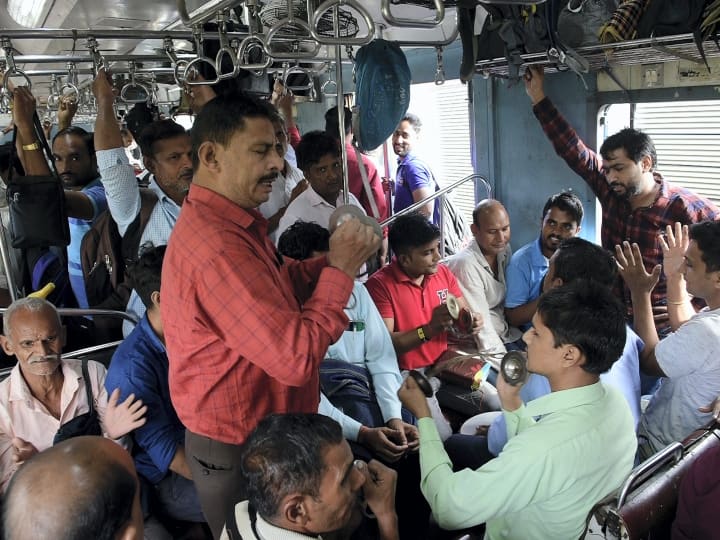 Indian Railways Will Fine Who throw peanut peels and chocolate wrappers in the train coach ट्रेन कोच में मूंगफली के छिलके और चॉकलेट के रैपर फेंकने वाले हो जाएं सावधान! लगेगा जुर्माना...होगी बेइज्जती