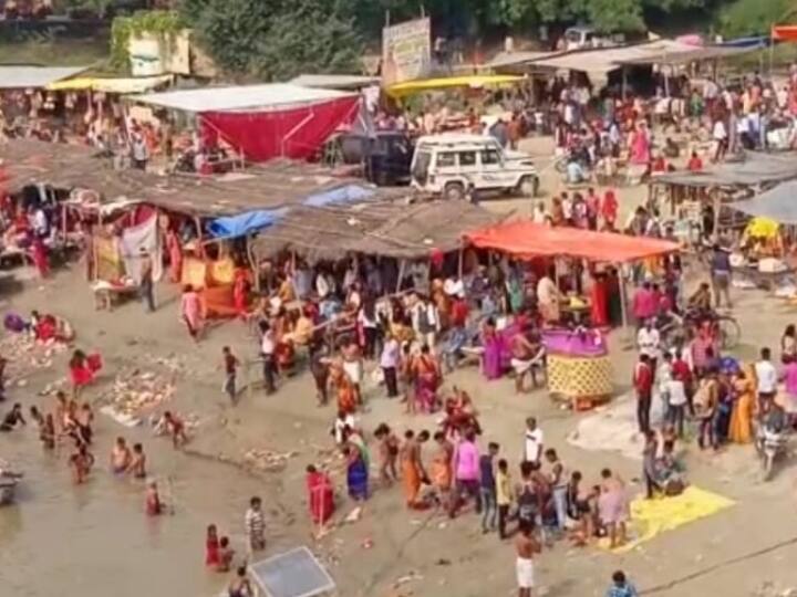 Raebareli kartik purnima snan 2022, devotees take holy dip in ganga, security arrangements tight ann रायबरेली में कार्तिक पूर्णिमा पर श्रद्धालुओं ने लगाई आस्था की डुबकी, सुरक्षा-व्यवस्था पर अलर्ट दिखा प्रशासन