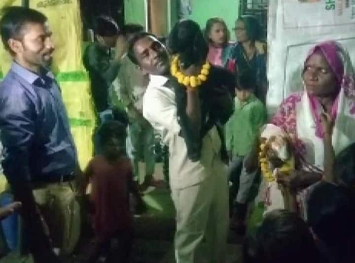 Uttar Pradesh: Couple Celebrate Birthday of Lambs by Cutting Cake and Playing DJ in Banda உத்தரப்பிரதேசத்தில் ஆட்டுக்குட்டிகளுக்கு கேக் வெட்டி பிறந்தநாள் கொண்டாடிய தம்பதி