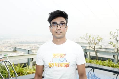 ইঞ্জিনিয়ারিং হোস্টেল জীবনের মজা এবং তিন 'মিসফিট' কলেজ বন্ধুর দায়িত্বশীল প্রাপ্তবয়স্ক জীবনের বৈপরীত্য উঠে আসবে গল্পে।