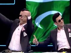 पाकिस्तान के फाइनल में पहुंचने से खुश हुए वसीम अकरम और वकार यूनिस, स्टूडियो में ही करने लगे भांगड़ा