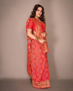 Monalisa Photos: माथे पर बिंदी...हाथों में दीया नई-नवेली दुल्हन की तरह सजी दिखीं मोनालिसा, तस्वीरें देख फैंस हुए दीवाना