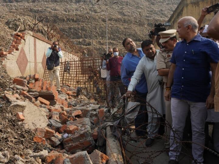 Politics intensifies on garbage in Delhi Deputy CM Manish Sisodia says BJP Putting People life in Danger MCD Election 2022: दिल्ली में कूड़े पर सियासत तेज, गाजीपुर पहुंचे मनीष सिसोदिया ने कहा- लोगों की जान खतरे में डाल रही है बीजेपी