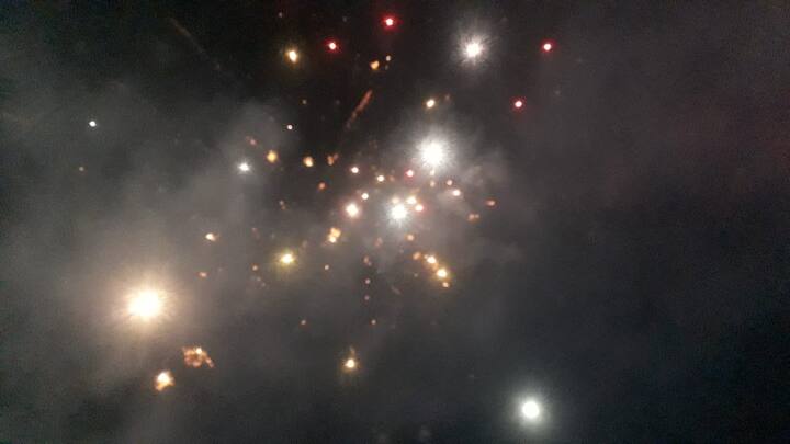 यावेळी मंदिर आतषबाजी आणि दिव्यांनी उजळून गेला.