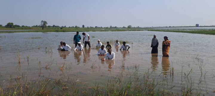 शेतकऱ्यांनी जायकवाडी धरणाच्या बॅकवॉटरमध्ये उतरून जलसमाधी आंदोलन केले आहे.