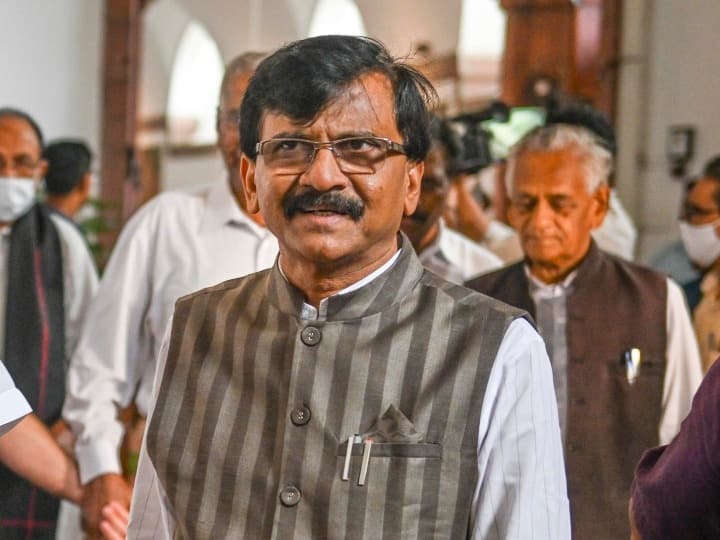 Patra Chawl Scam Accused Sanjay Raut after coming out on bail praises Devendra Fadnavis and Lashes out at Raj Thackeray ANN Patra Chawl Scam: जमानत पर बाहर आते ही संजय राउत ने की फडणवीस की तारीफ, राज ठाकरे पर बरसे