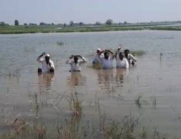 त्यामुळे परिसरातील शेतकऱ्यांचे मोठ्याप्रमाणावर नुकसान होते असल्याने नुकसानभरपाई देण्याची मागणी आंदोलन करणाऱ्या शेतकऱ्यांनी यावेळी केली आहे.