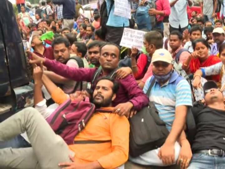এলাকা জুড়ে তীব্র যানজট। ধরপাকড় করতে গেলে মরিয়া হয়ে ওঠেন বিক্ষোভকারীরা। এরপর তাঁরা পৌঁছে যান ক্যামাকস্ট্রিটে অভিষেক বন্দ্যোপাধ্যায়ের অফিসের সামনেও।