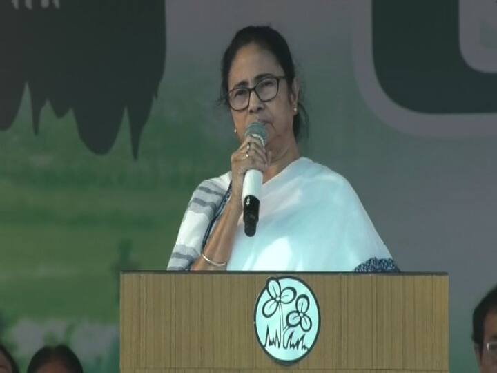 সেই সঙ্গে সকলকে সতর্ক করলেন, শুরু হতে চলেছে ভোটার তালিকার কাজ। ‘বিজেপি অনেক জায়গায় ভোটার লিস্ট থেকে ৩০ শতাংশ নাম বাদ দিয়েছে...ভোটার লিস্টে যাতে সবার নাম ওঠে, সেটা সবাইকে দেখতে হবে’