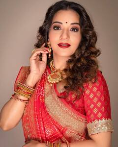 Monalisa Photos: माथे पर बिंदी...हाथों में दीया नई-नवेली दुल्हन की तरह सजी दिखीं मोनालिसा, तस्वीरें देख फैंस हुए दीवाना