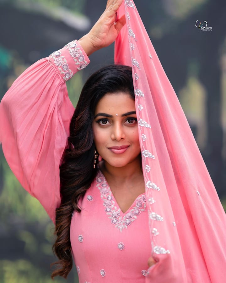 తనకు చాలా రోజుల క్రిమే పెళ్లైందని చెప్పి.. పెళ్లి ఫోటోలను సోషల్ మీడియాలో షేర్ చేసింది. Photo Credit: Shamna Kasim/instagram