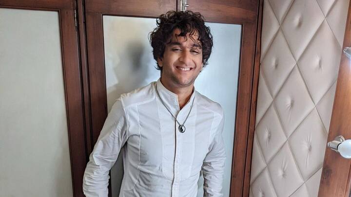 विकास गुप्ता - विकास गुप्ता ने भी शो में हिंसा की थी. उन्होंने गुस्सा आने पर अर्शी खान को पूल में धक्का दे दिया था. जिसेक बाद उन्हें भी बीच शो से बाहर निकाल दिया गया था.