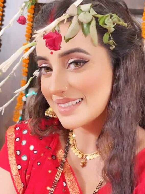 बालों में लाल गुलाब लगाए बॉलीवुड गानों पर थिरकीं अक्षरा