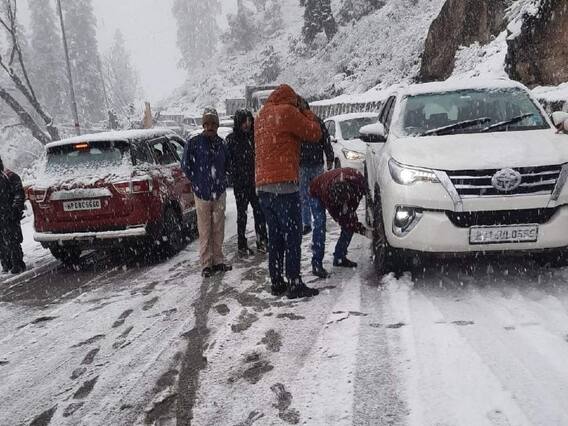 Himachal pradesh: मनाली के रोहतांग में बर्फबारी, पर्यटकों ने उठाया लुत्फ... देखें ताजा तस्वीरें