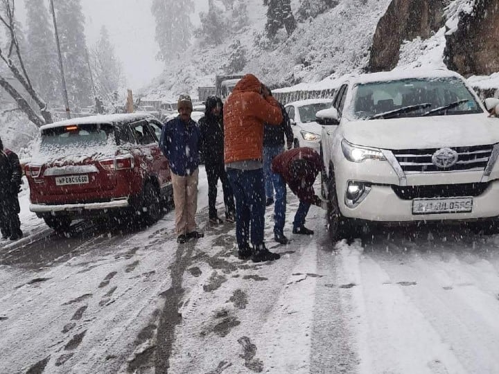 पहाड़ी इलाकों पर बर्फबारी होने से मैदानी इलाकों में भी सुबह के वक्त कोहरा लग रहा है. राज्य में अब तापमान में गिरावट दर्ज की गई है.