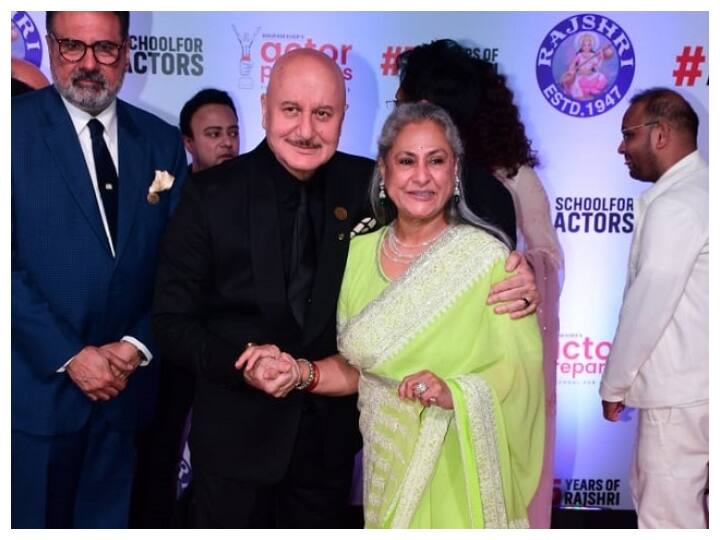 Uunchai Screening Jaya Bachchan a cute moment video went viral watch here Uunchai Screening: रेड कार्पेट पर पैपराजी को चुप कराती दिखीं जया बच्चन, एक्ट्रेस का ये क्यूट मूमेंट वीडियो हुआ वायरल