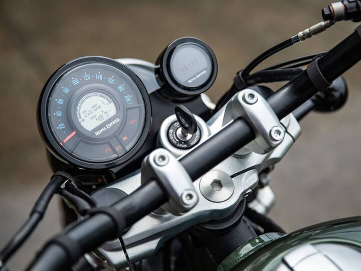 EICMA मध्ये प्रदर्शित केलेल्या तीन बायकांपैकी Astral Black Super Meteor 650, Solo Tourer बाईक कंपनी फिट अॅक्सेसरीज किटसह येते. ज्यात बार आणि मिरर, डिलक्स फूटपेग, सोलो फिनिशर, LED इंडिकेटर देण्यात आले आहे.