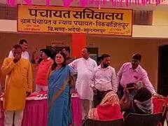 सुल्तानपुर में बीजेपी सांसद मेनका गांधी ने लगाई बच्चों की पाठशाला, पढ़ाने लगीं अंग्रेजी और गणित