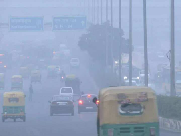 Delhi Air Pollution Delhi Police appealed to people to keep engine of vehicle off when traffic signal is red Delhi Air Pollution: फिल्मी अंदाज में दिल्ली पुलिस ने लोगों से की अपील, मीम्स के जरिए प्रदूषण कम करने का बताया उपाय