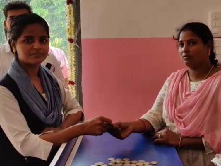 kovai: biryani was offered for a 10 rupee coin at a newly opened biryani shop to create awareness ‘10 ரூபாய் நாணயம் தந்தால் சுட சுட பிரியாணி’ - வரிசை கட்டி நின்ற பிரியாணி பிரியர்கள்