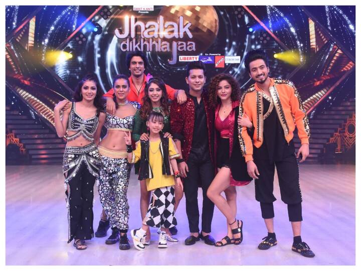 As Ajay Devgn and Tabu, who are busy promoting Drishyam 2, graced the set of ‘Jhalak Dikhhla Jaa 10’ and the contestants dedicated their performances to the 90’s era!  Take a look