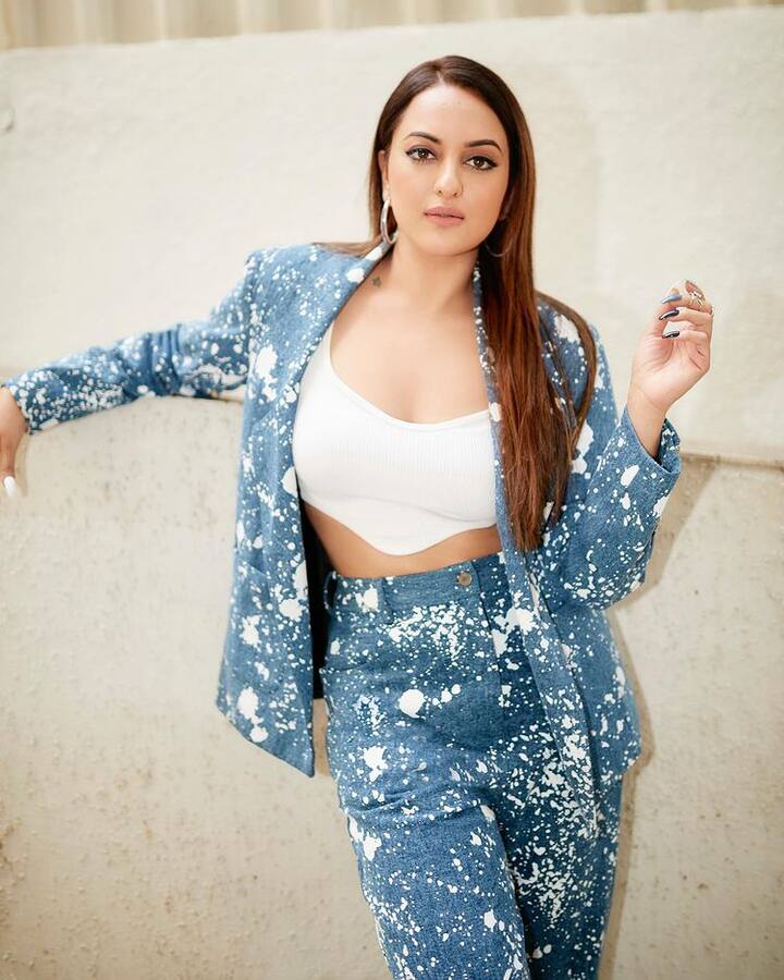 Sonakshi Sinha Photo: અભિનેત્રી સોનાક્ષી સિંહા પોતાના ફેન્સ સાથે જોડાયેલા રહેવા માટે સોશિયલ મીડિયા પર ખૂબ જ એક્ટિવ રહે છે.