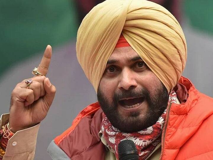 पूर्व क्रिकेटर नवजोत सिंह सिद्दू की गिनती दिग्गज नेताओं में होती है. साल 2004 में इन्होंने भाजपा जॉइन की. लगातार 10 साल तक यह लोकसभा सांसद रहे. 13 साल तक भाजपा में रहने के बाद सिद्धू ने 2017 में कांग्रेस का दामन थामा. वह पंजाब कांग्रेस सरकार में मंत्री भी रह चुके हैं.