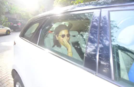 ਆਲੀਆ ਨੇ ਐਤਵਾਰ ਨੂੰ ਬੇਟੀ ਨੂੰ ਜਨਮ ਦਿੱਤਾ। ਇਸ ਦੇ ਨਾਲ ਹੀ ਛੋਟੀ ਪਰੀ ਦੇ ਆਉਣ ਨਾਲ ਕਪੂਰ ਪਰਿਵਾਰ 'ਚ ਖੁਸ਼ੀ ਦਾ ਮਾਹੌਲ ਹੈ।