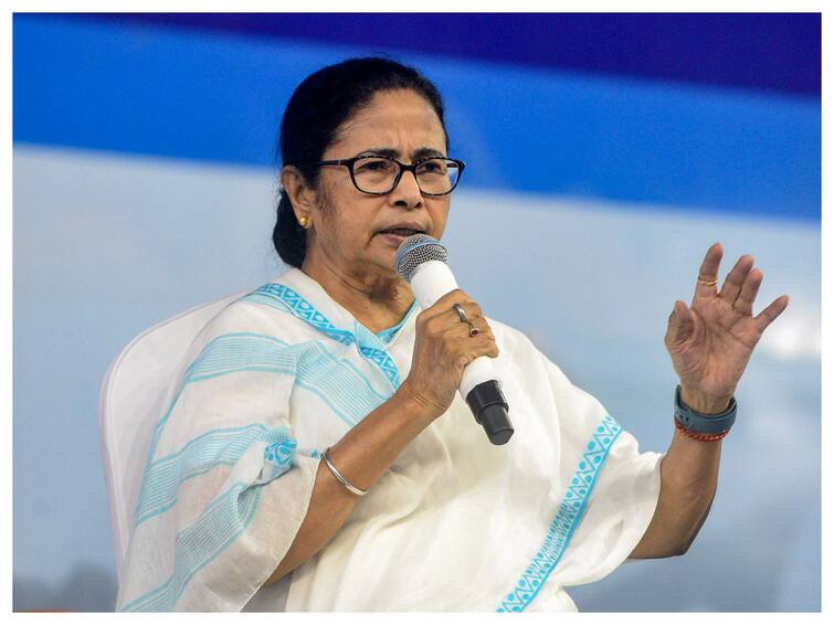 Mamata Banerjee Stops Convoy, Serves 'Pakodas' To People At Roadside Stall. WATCH Mamata Banerjee Stops Convoy, Serves 'Pakodas' To People At Roadside Stall. WATCH