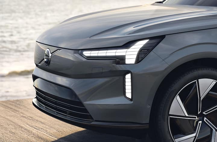 The new EX90 looks different with a sleek look along with sleek headlamps plus the door handles are flush along with an EV closed grille. (Source: Somnath Chatterjee)