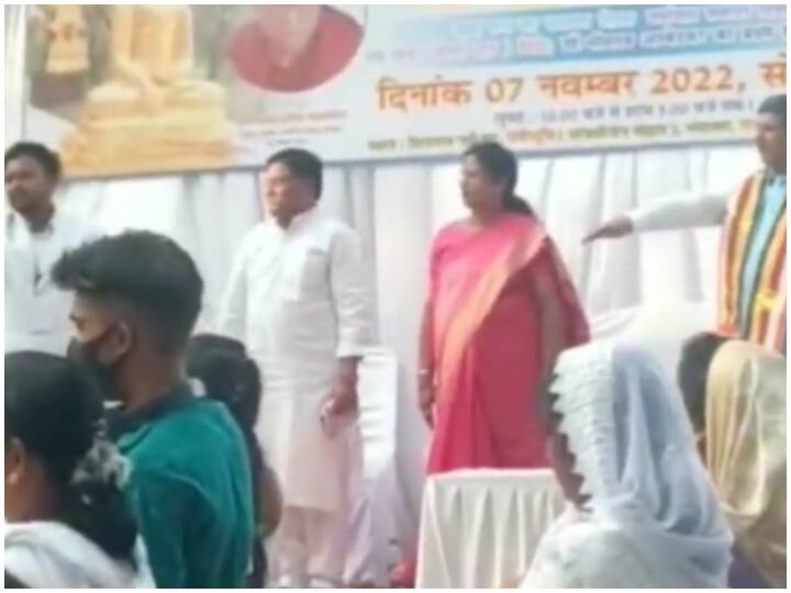 Chhattisgarh Congress mayor joins conversion program BJP leaders furious over video going viral धर्मांतरण कार्यक्रम में शामिल हुईं कांग्रेस मेयर, वीडियो वायरल होने पर भड़के BJP नेता, कहा- इनका इरादा हिंदू धर्म के खिलाफ नफरत फैलाना