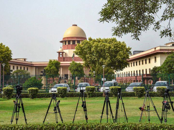 कॉलेजियम सिस्टम: क्या सुप्रीम कोर्ट और सरकार के बीच टकराव की जमीन तैयार है? What is Collegium System How are judges appointed in SC and HC Why is there a controversy over this abpp कॉलेजियम सिस्टम: क्या सुप्रीम कोर्ट और सरकार के बीच टकराव की जमीन तैयार है?