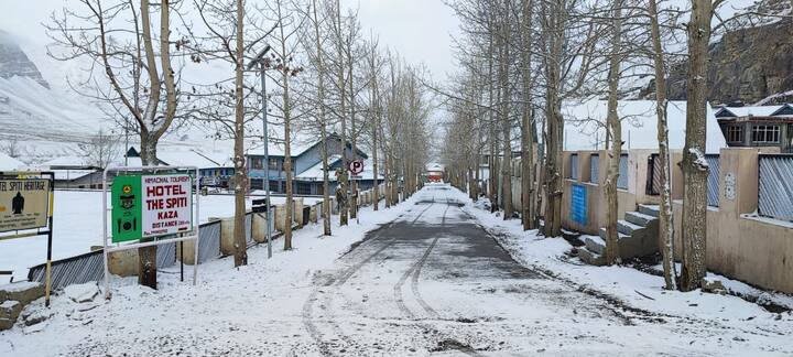 ਪਹਾੜੀ ਖੇਤਰ 'ਚ ਤਾਜ਼ਾ ਬਰਫ਼ਬਾਰੀ ਹੋਈ ਹੈ। ਸਪੀਤੀ ਘਾਟੀ ਦੇ ਕਾਜ਼ਾ 'ਚ ਬਰਫ਼ਬਾਰੀ ਹੋਈ ਹੈ।