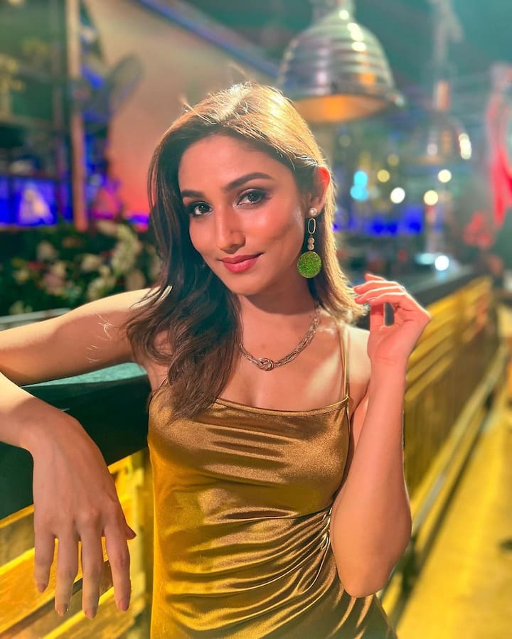 अशा परिस्थितीत अभिनेत्रीची फॅन फॉलोइंगही झपाट्याने वाढत आहे. आता पुन्हा डोनलने त्याच्या लेटेस्ट लूकची झलक चाहत्यांसोबत शेअर केली आहे.(फोटो सौजन्य : donalbisht/ इंस्टाग्राम )