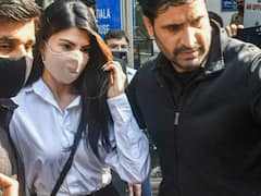 Money Laundering Case: मीडिया से नज़रें चुराकर...वकीलों से घिरकर, इस तरह कोर्ट पहुंचीं जैकलिन फर्नांडिस, सामने आईं तस्वीरें