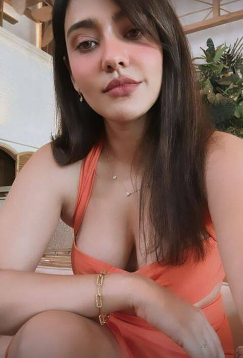 Neha Sharma Latest Pics: બી-ટાઉન અભિનેત્રી નેહા શર્મા અવારનવાર પોતાની સુંદરતાની ઝલક બતાવતી જોવા મળે છે.