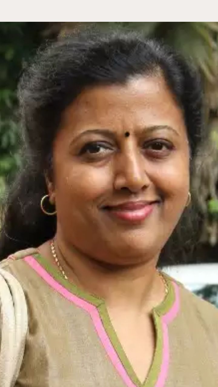இவரின் தந்தை ஒரு கவிஞர் மற்றும் நாடக ஆசிரியர்