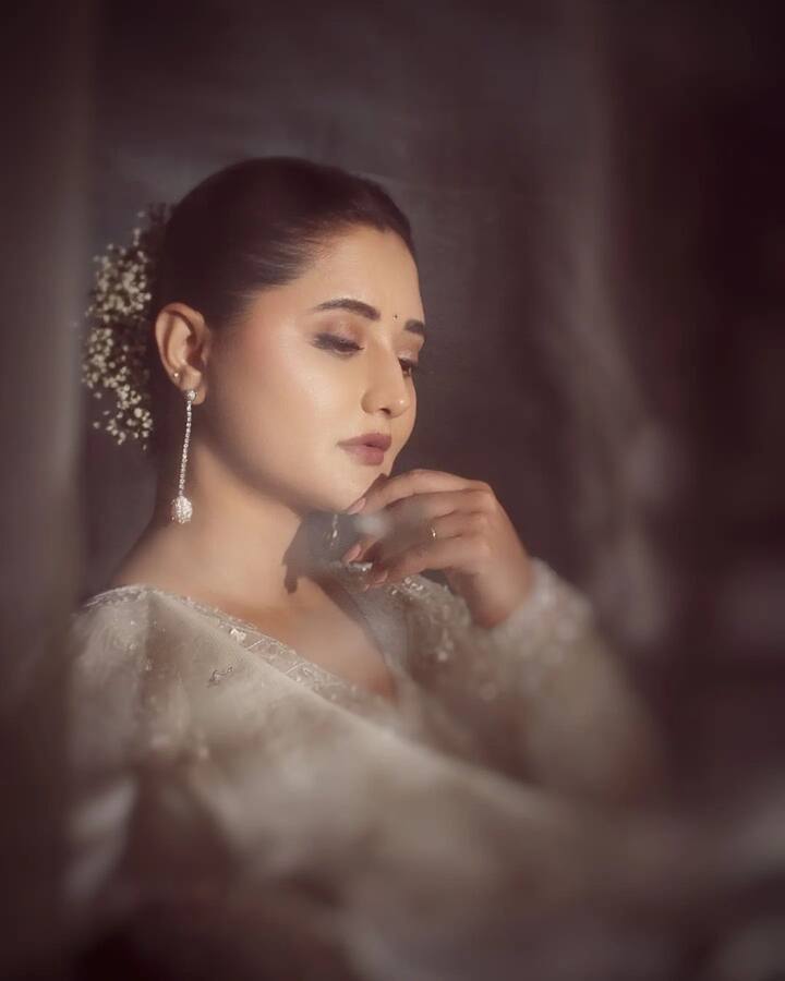 आता तिने पुन्हा एकदा इन्स्टाग्रामवर तिच्या नवीन फोटोशूटची झलक दाखवून तिच्या चाहत्यांची मनं जिंकली आहेत. यादरम्यान, अभिनेत्री इतकी सुंदर दिसत आहे की लोक तिच्या या फोटोंवरून नजर हटवू शकत नाहीत. (फोटो सौजन्य :imrashamidesai/इंस्टाग्राम)