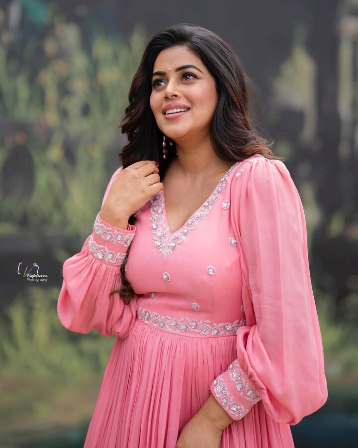 త్వరలో కేరళలో వెడ్డింగ్ రిసెప్షన్ ఏర్పాటు చేయనున్నట్లు పూర్ణ చెప్పింది. Photo Credit: Shamna Kasim/instagram