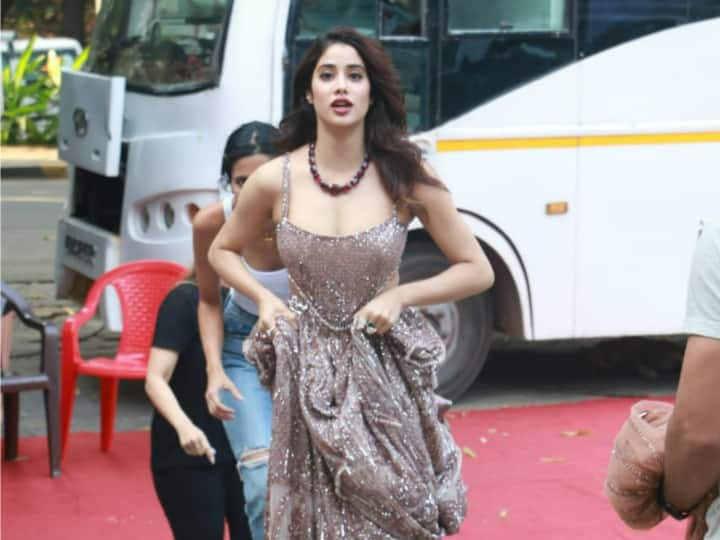 Janhvi Kapoor Pics: जान्हवी कपूर की फिल्म ‘मिली’ को दर्शकों ने काफी पसंद किया है. लेकिन हाल ही में जान्हवी की कुछ ऐसी तस्वीरें सामने आई हैं. जिसमें वो काफी परेशान दिखीं. डालिए इनपर एक नजर....