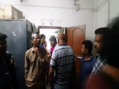 কাটমানি ফেরতের দাবিতে নির্মাণ সহায়ককে আটকে রেখে বিক্ষোভ ঠিকাদারদের