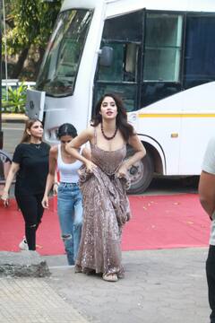 इतना घेरदार लहंगा पहनकर शूट के लिए पहुंचीं Janhvi Kapoor, संभालने के लिए लेनी पड़ी शख्स की मदद! देखें तस्वीरें