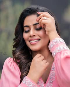 పింక్ డ్రెస్ లో గులాబీలా మెరిసిపోతున్న పూర్ణ