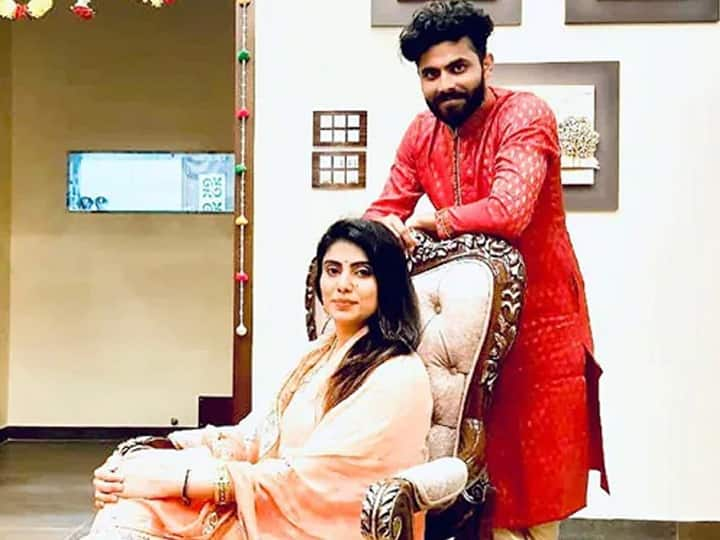 Ravindra Jadeja's Wife: रवीन्द्र जडेजा की पत्नी रिवाबा जडेजा को भारतीय जनता पार्टी ने जामनगर नॉर्थ से टिकट दी है. इनसे पहले भी क्रिकेट की कई बड़ी दिग्गज हस्तियां चुनाव लड़ चुकी हैं.