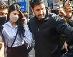 Money Laundering Case: मीडिया से नज़रें चुराकर...वकीलों से घिरकर, इस तरह कोर्ट पहुंचीं जैकलिन फर्नांडिस, सामने आईं तस्वीरें