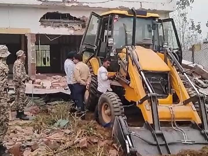 Bareilly News: AIMIM नेता तौफीक प्रधान के होटल पर चला बीडीए का बुलडोजर, कहा- 'मुस्लिम होने की मिली सजा' up news BDA ran bulldozer on AIMIM leader Taufeeq Pradhan hotel in bareilly ann Bareilly News: AIMIM नेता तौफीक प्रधान के होटल पर चला बीडीए का बुलडोजर, कहा- 'मुस्लिम होने की मिली सजा'