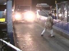 गुरुग्राम: टोल प्लाजा पर पूर्व चेयरमैन का उत्पात, नशे में धुत होकर कांच तोड़े, कर्मचारियों को पीटा