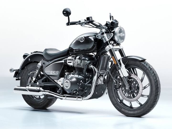 Super Meteor 650 Tourer सेलेस्टियल रेड आणि सेलेस्टियल ब्लू या दोन रंगांमध्ये येते. यामध्ये उंच फुटपेगसह एक मोठा विंडस्क्रीन आणि अधिक आरामदायक मोठी सीट देखील मिळते.